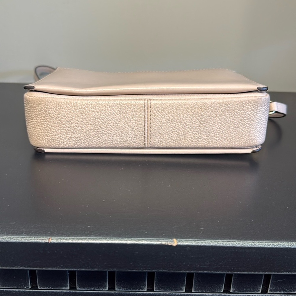 Michael Kors Cream Gold Crossbody Bag with Sleek Design - Picture 5 of 9